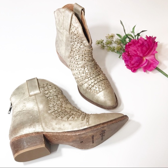 Matisse Shoes - NWOT Matisse Foe Gold Distressed western Bootie